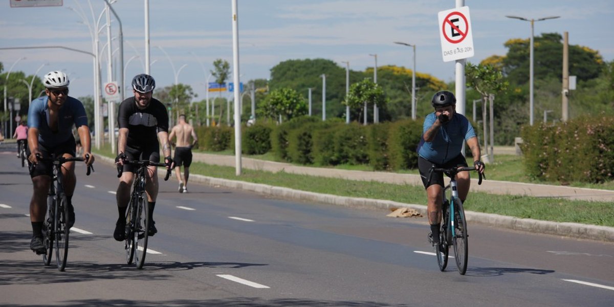Ciclistas em treino na ciclovia